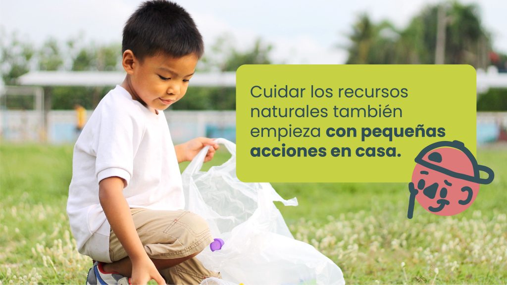 Niño recogiendo residuos en un parque como ejemplo de pequeñas acciones para cuidar los recursos naturales