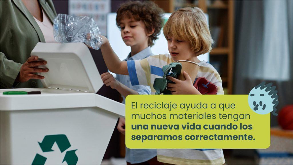 Niños aprendiendo sobre reciclaje y separación de residuos en el Día Mundial del Medio Ambiente